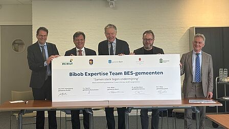 De burgemeester na de ondertekening, met van links naar rechts: Maarten Haverkamp (De Bilt), Jaco Geurts (Bunschoten), Mark Roëll  (Baarn), Roland van Benthem (Eemnes) en Rob Metz (Soest).