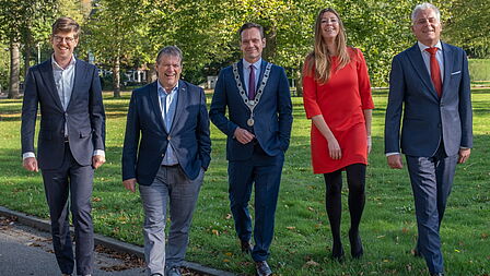 Op de foto van links naar rechts: Dolf Smolenaers (wethouder D66), Pim van de Veerdonk (wethouder Lokaal De Bilt), Sjoerd Potters (burgemeester), Anne Marie 't Hart (wethouder GroenLinks) en Krischan Hagedoorn (wethouder PvdA en SP).