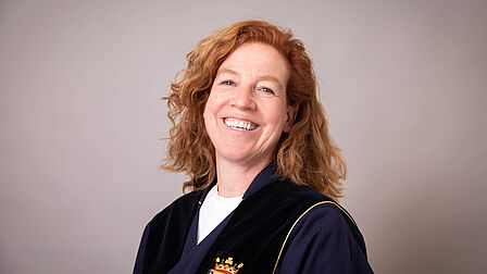 Astrid Oostveen, trouwambtenaar