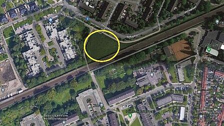 Een luchtfoto van de locatie Berlagelaan - waarbij de driehoek naast de fietstunnel nog onbebouwd is.