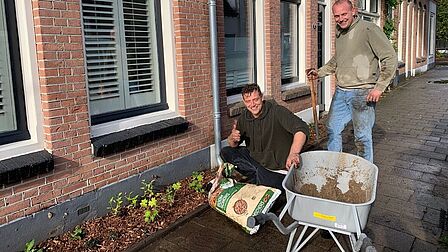 Inwoners van de Nieuwstraat in De Bilt bij hun aangelegde geveltuin