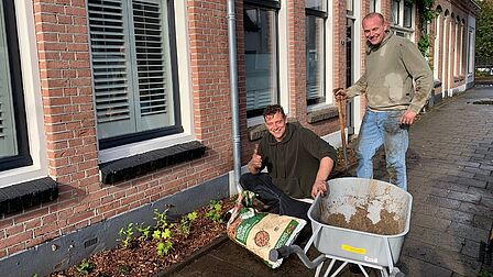 Inwoners van de Nieuwstraat in De Bilt bij hun aangelegde geveltuin