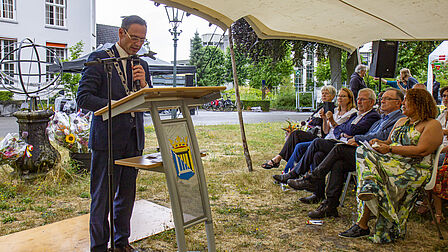 Burgemeester Sjoerd Potters houdt een toespraak (foto: Robert Moget)