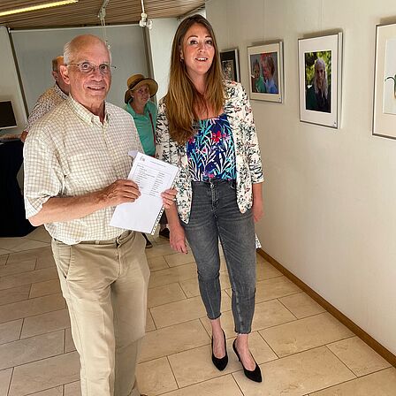 Wim Kastelijn en Anne 't Hart bij de opening van de expositie van de Fotoclub Bilthoven in het gemeentehuis.