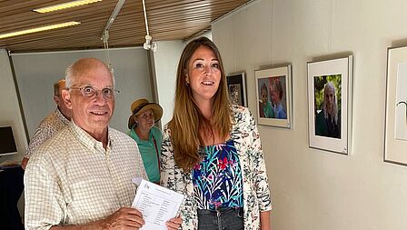 Wim Kastelijn en Anne 't Hart bij de opening van de expositie van de Fotoclub Bilthoven in het gemeentehuis.