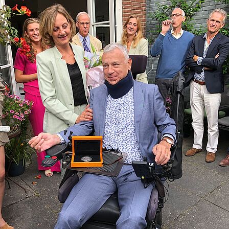 Vincent Cornelissen ontvangt medaille van Verdienste.