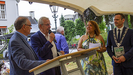 Audrey Kruiniger en burgemeester Sjoerd Potters nemen eerste exemplaar van De Bilt en zijn slavernijverleden in ontvangst van auteurs Dick Berents en Anne Doedens (foto: Robert Moget)