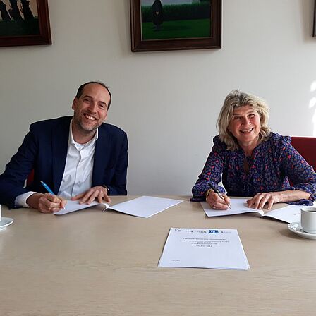 Op deze afbeelding: Frank van der Jagt, directeur van MENS De Bilt, en wethouder Madeleine Bakker ondertekenen de samenwerkingsovereenkomst.